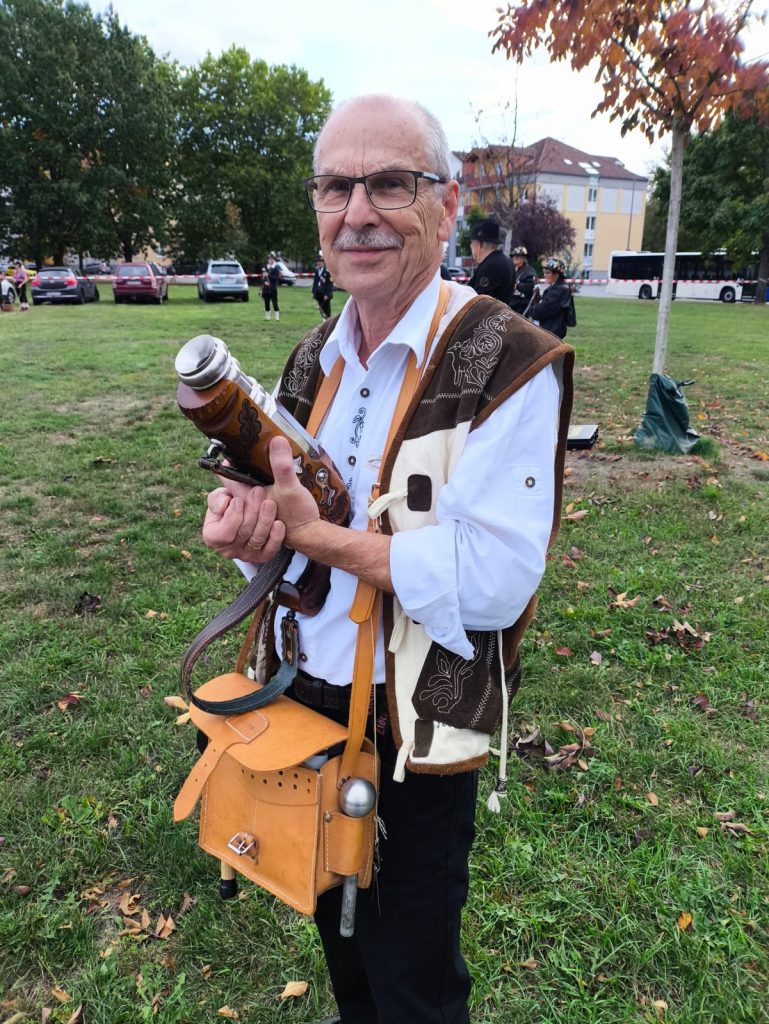 Veranstaltungen Ubaldo in Tracht beim Böllern