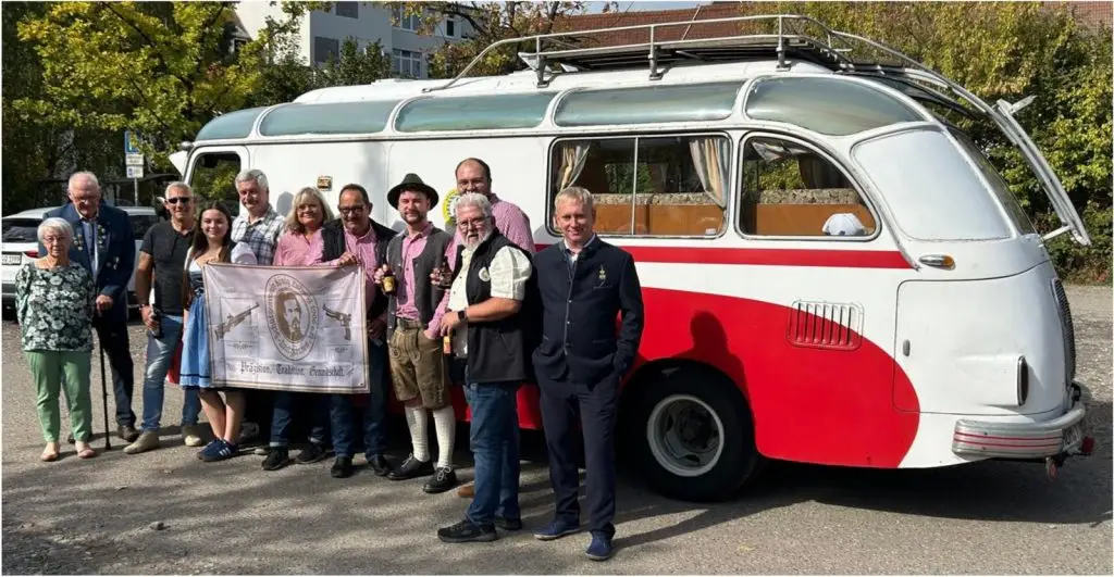 Home oktoberfest 2026 quer 02 teilnehmer vor bus
