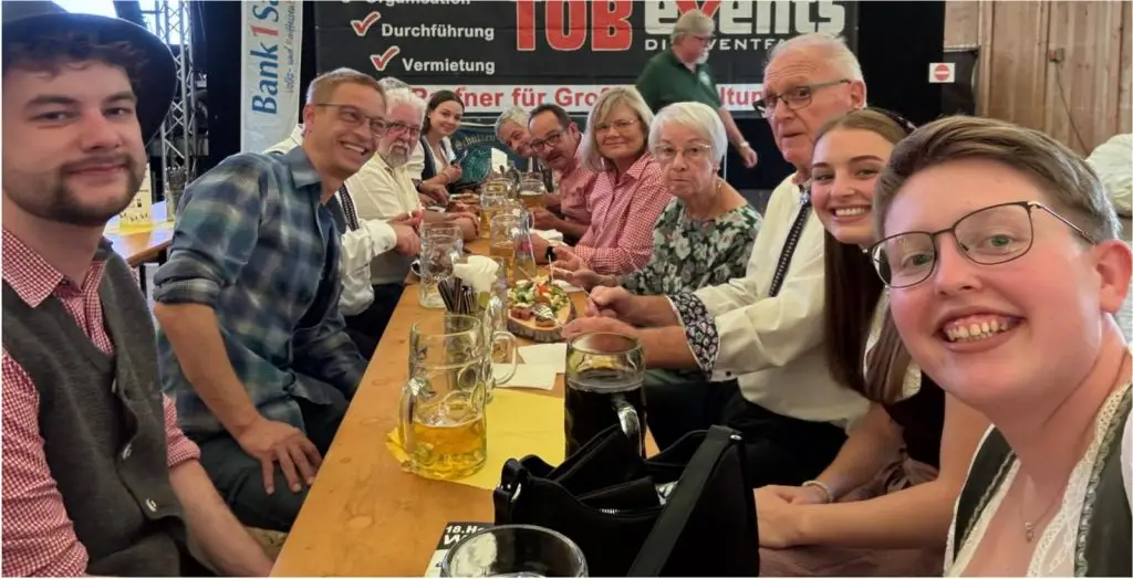 Veranstaltungen oktoberfest 2026 quer 03 gemeinsam am tisch